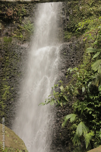 Cascada escondida en el oriente ecuatoriano 