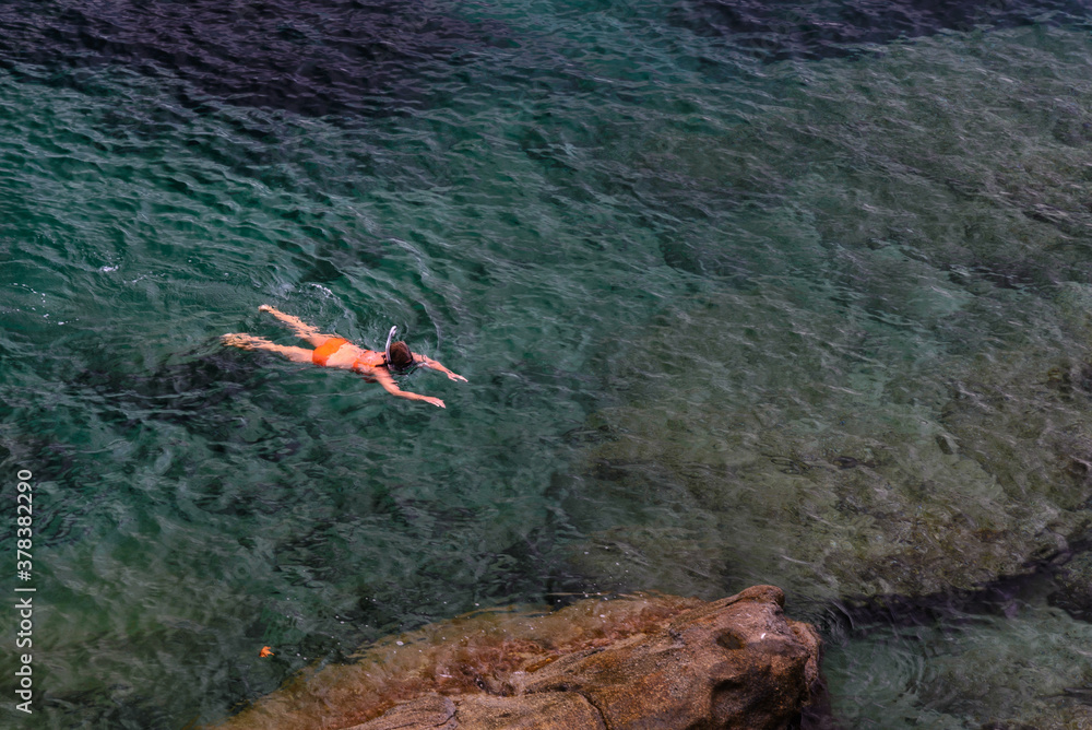 Haciendo esnorkel con gafas de buceo en las aguas cristalinas del mar mediterráneo en la Costa Brava Haciendo esnorkel con gafas de buceo en las aguas cristalinas del mar mediterráneo en la Costa Brava
