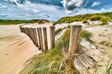 Foto auf Acrylglas Nordsee Holländische Dünen, gewachsen mit Strandhafer, aufgenommen mit einem Weitwinkel an einem sonnigen bewölkten Tag...  © the_lightwriter