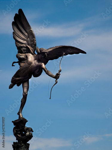 statue ailée d'Anteros à Piccadily Circus à Londres sur la fontaine commémorative photo