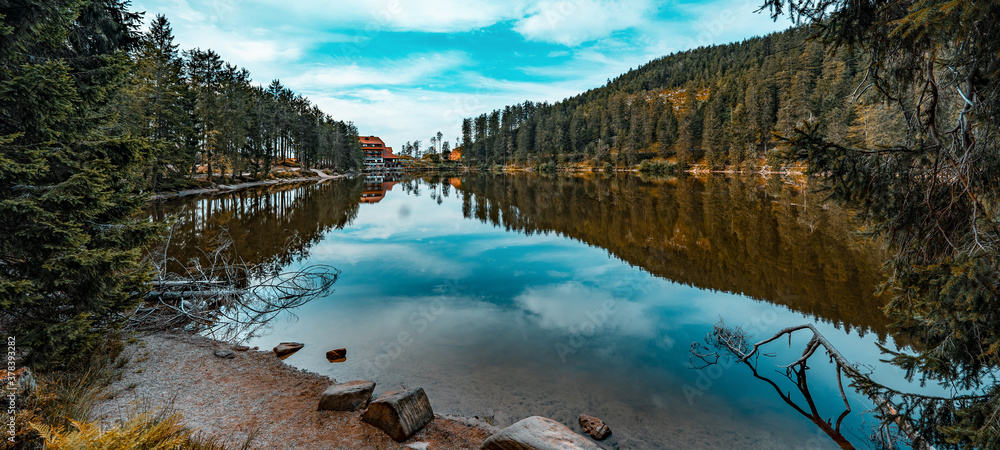 Atemberaubendes Panorama Hintergrund vom Mummelsee im Schwarzwald an der Schwarzwaldhochstraße, mit Spiegelung im Wasser