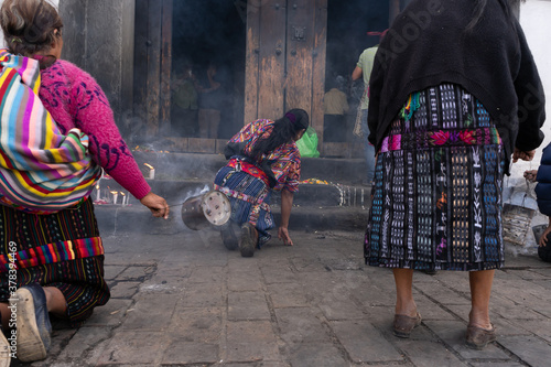 Rito en la entrada de la Catedral Santo Tomás Chichicastenango.