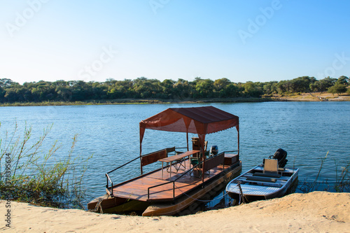 Afrika - Bootssteg am Kavango / Okawango in Namibia nahe Rundu mit Blick auf ein Dorf in Angola