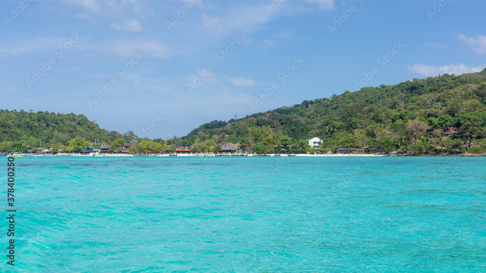 Beach in Thailand: Long Beach, Koh Phi Phi, with turquoise sea, fine white sand, hammocks on the trees, incredible massages overlooking the beach. Jan / 2019