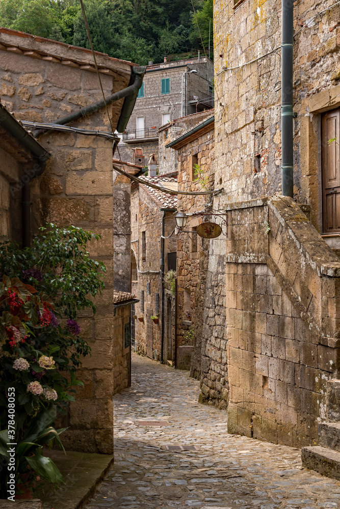 Enge Straße in der Altstadt von Sorano in der Toskana in Italien 