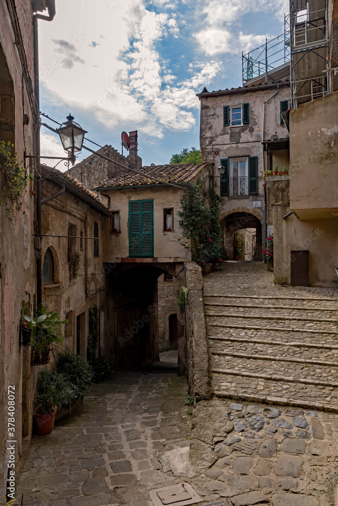 Straße in der Altstadt von Sorano in der Toskana in Italien 