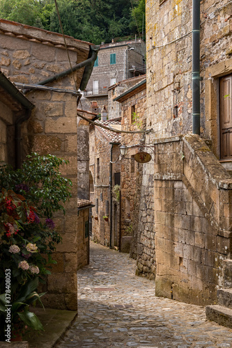 Enge Stra  e in der Altstadt von Sorano in der Toskana in Italien 