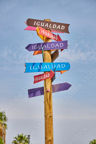 Cartel en pro de la igualdad de derechos para todas las personas