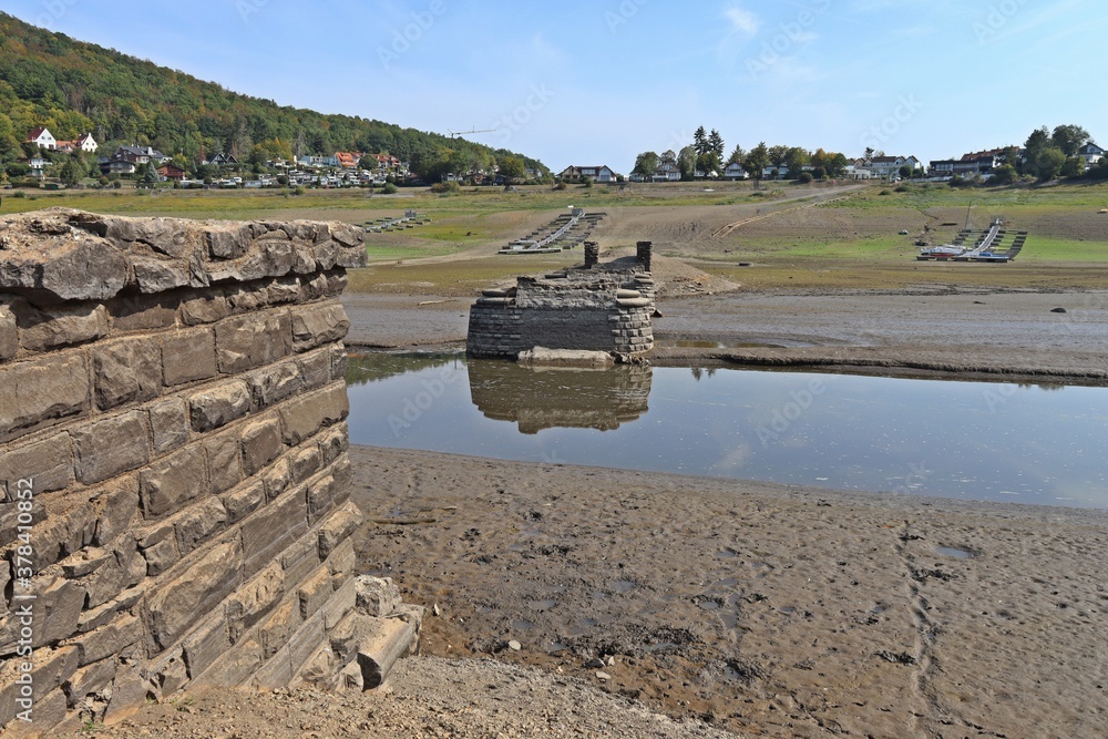 Fototapeta premium Blick auf die aufgetauchte Brücke von Bringhausen Richtung Scheid im leeren Edersee.