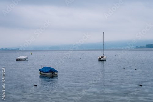 Boote auf dem Bodensee bei Radolfzell im Nebel 