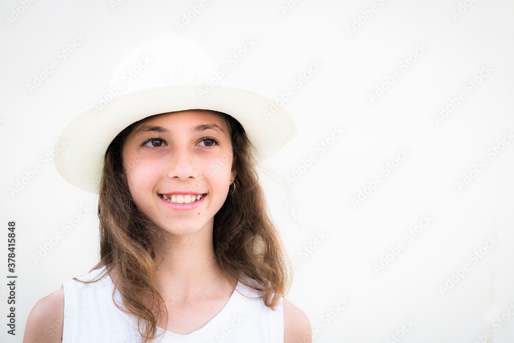Ragazza con occhi neri e lunghi capelli con cappello bianco su sfondo bianco Ragazza con occhi neri e lunghi capelli con cappello bianco su sfondo bianco
