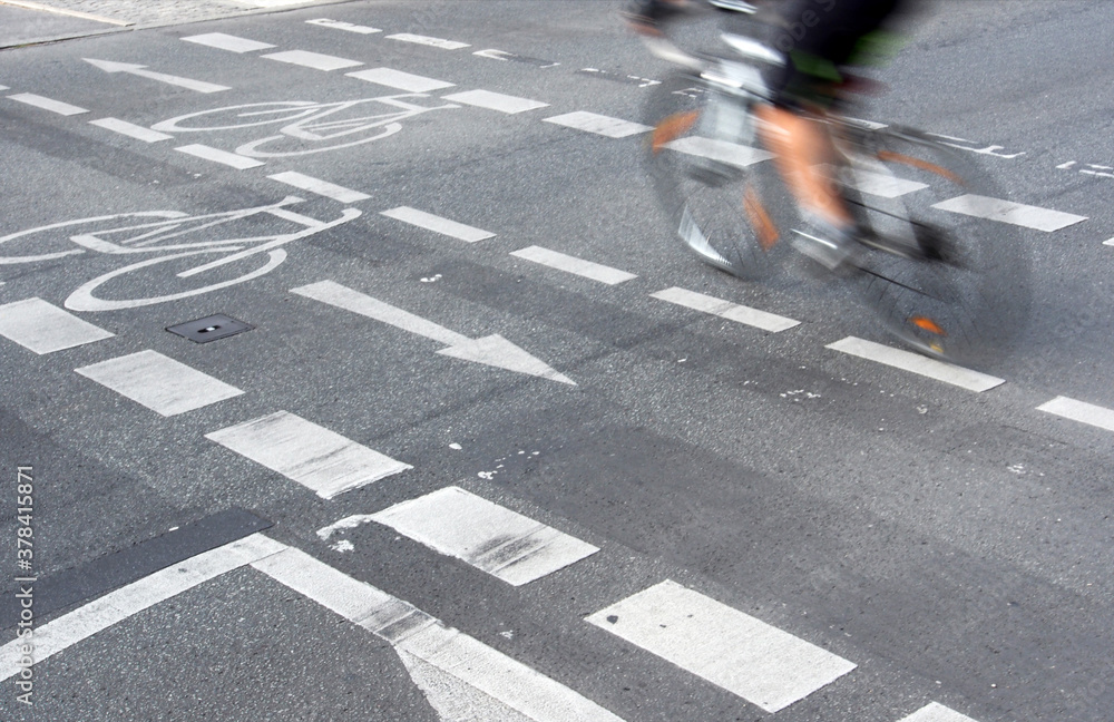 Schneller Radfahrer auf dem zweispurigen Radweg