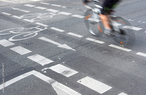 Obraz na płótnie Schneller Radfahrer auf dem zweispurigen Radweg w salonie