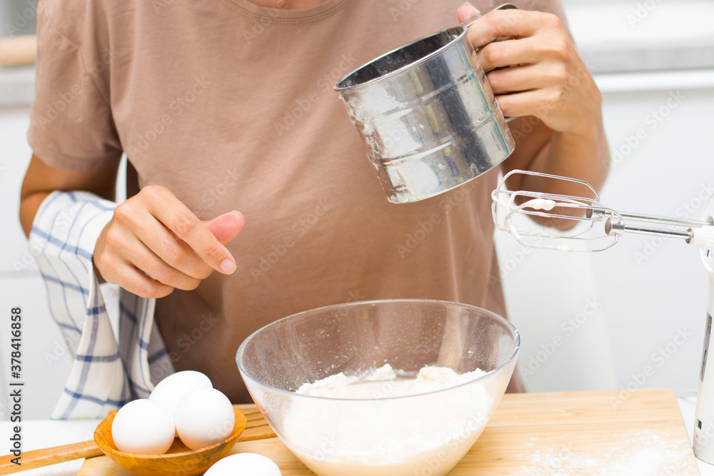 Preparation of the test. Ingredients on the table-wheat flour, eggs, salt. Electoral focus Preparation of the test. Ingredients on the table-wheat flour, eggs, salt. Electoral focus