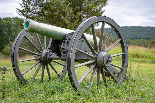 Φωτογραφία Vintage Cannon (Confederate 12-Pound Napoleon) Field artillery in the American Civil War on green field background