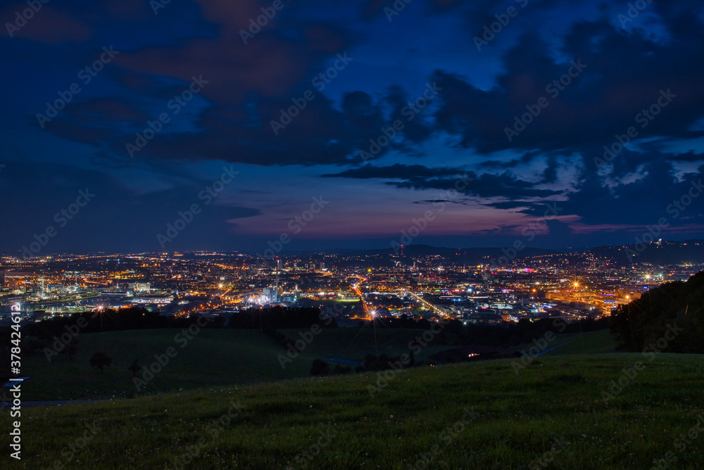 Panorama von der Stadt Linz kurz nach Sonnenuntergang