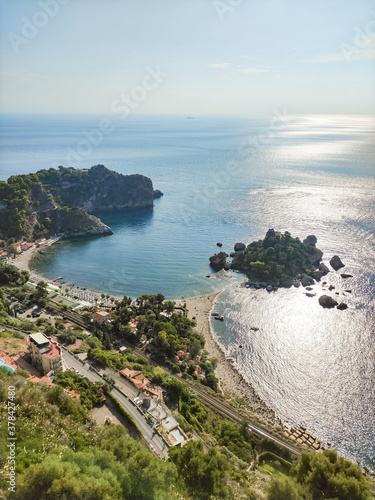 Taormina Isola Bella, Meta turistica siciliana, paesaggio mozzafiato, scatto in verticale photo