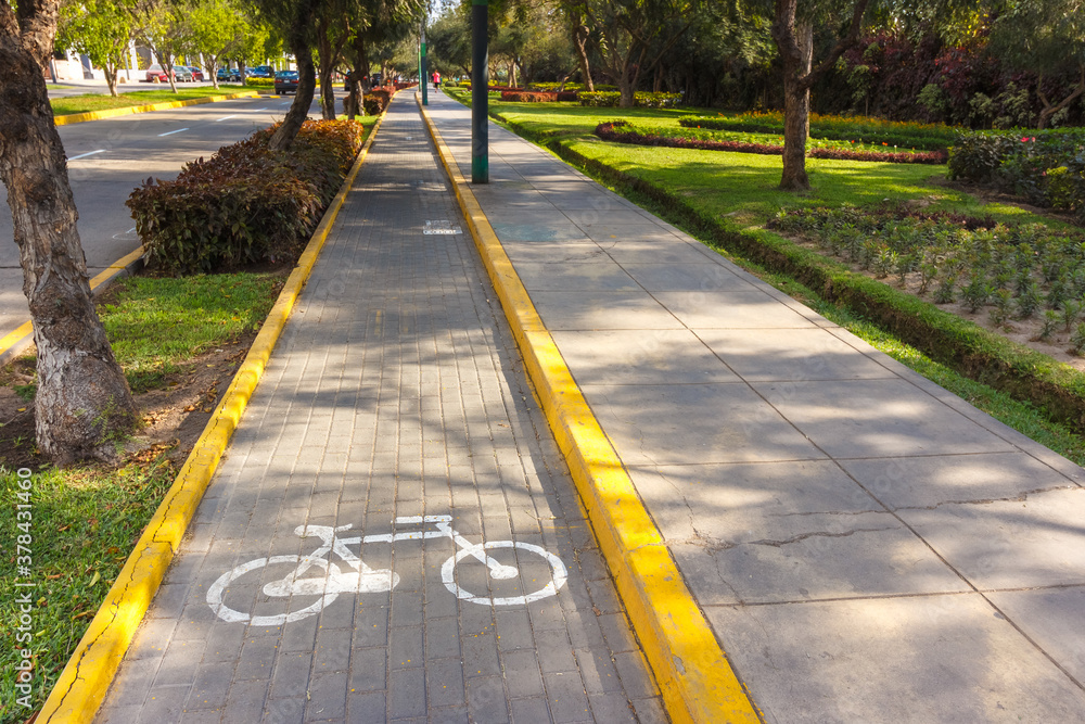 Obraz premium Empty bicycle way bike green path