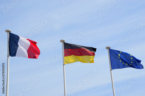Drapeaux français, allemand et européen flottant au vent – French, German and European flags floating in the wind