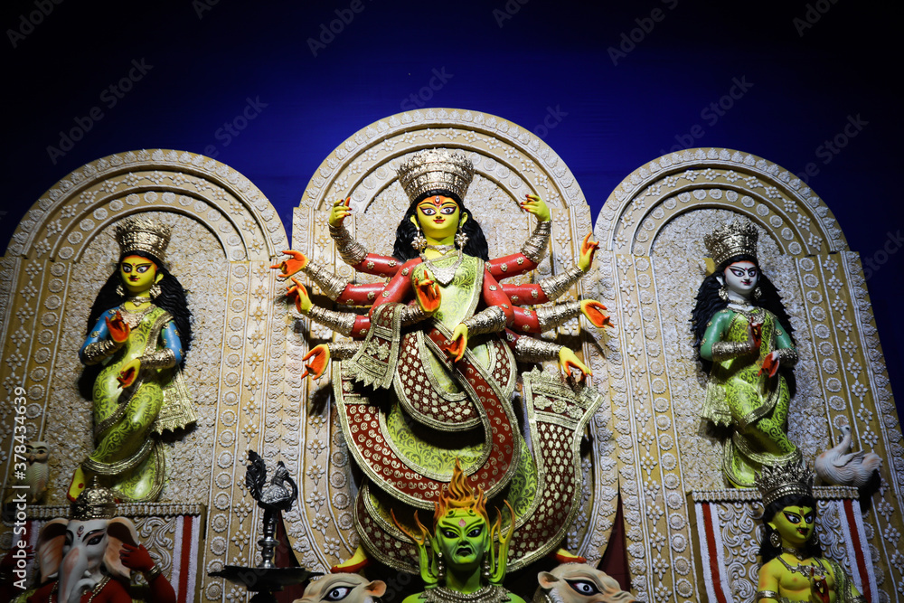Obraz premium October 2018,Kolkata,West Bengal, India.Godess Durga idol in a Pandal.Durga Puja is the most important worldwide hindu festival for Bengali community