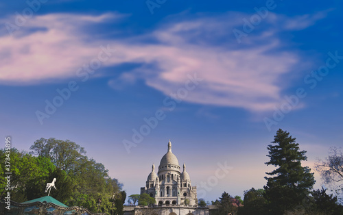 Obraz na płótnie The Basilica of the Sacred Heart of Paris, commonly known as Sacré-Cœur Basilica, located in the Montmartre district of Paris, France. w salonie