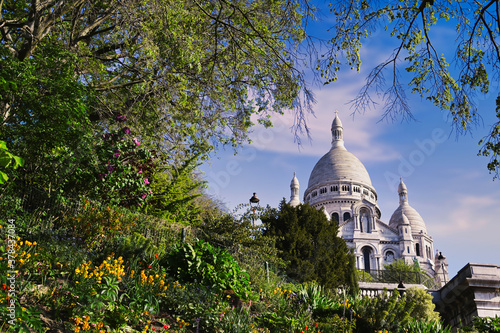 Obraz na płótnie The Basilica of the Sacred Heart of Paris, commonly known as Sacré-Cœur Basilica, located in the Montmartre district of Paris, France. w salonie