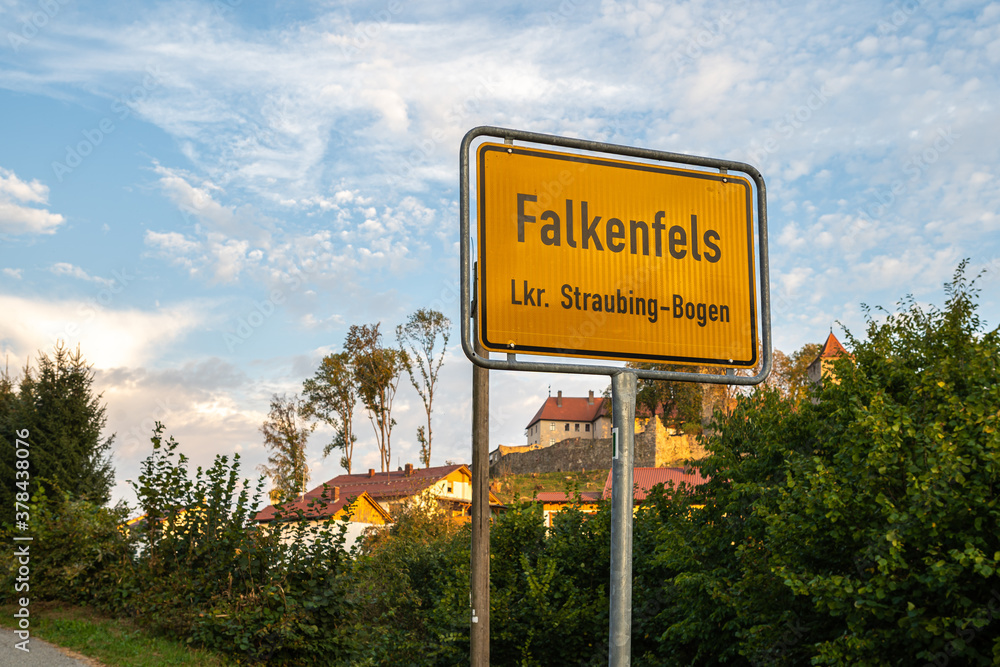 Ortsschild Falkenfels im Hintergrund die Burg Falkenfels | Niederbayern | Landkreis Straubing-Bogen