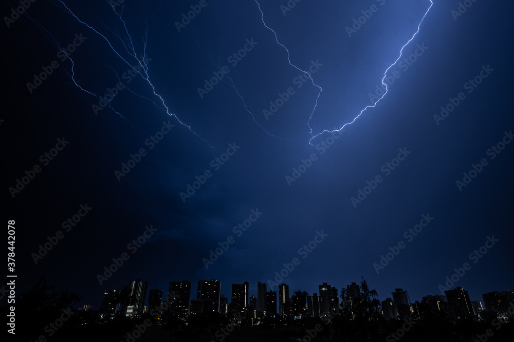 Fototapeta premium lightning over the city in Waikiki Hawaii