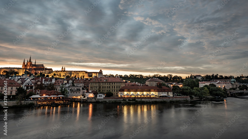 Sonnenuntergang in Prag mit Blick auf die Moldau