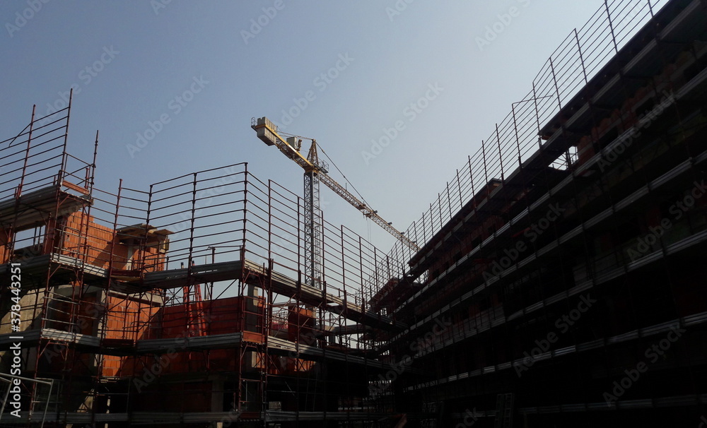 Lavori in corso nel cantiere edile in estate per costruire case e uffici Lavori in corso nel cantiere edile in estate per costruire case e uffici