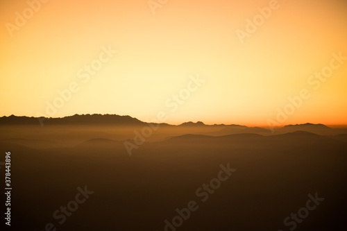 Atardecer sobre la niebla en Valles Pasiegos y Picos de Europa de fondo