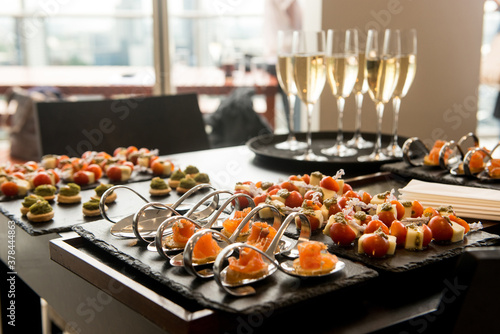 Canvastavla Wedding reception drinks sand canapes