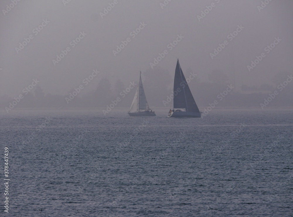 Segelboote im Nebel auf der Ostsee