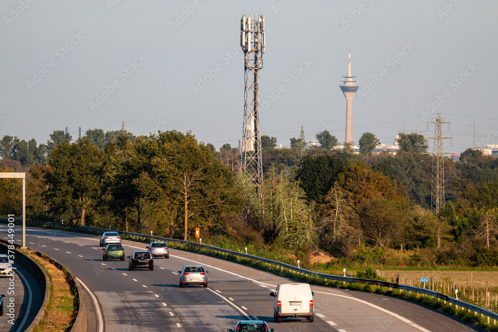 Autobahn Richtung Düsseldorf mit Funkmast