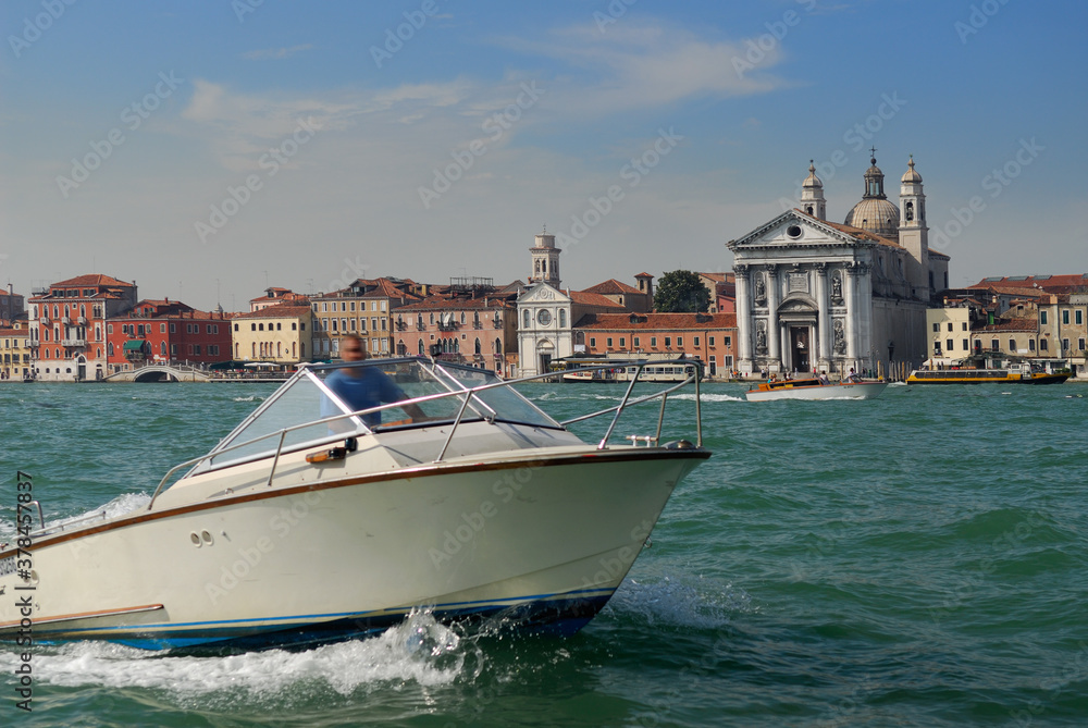 Φωτογραφία Venetian boater in Giudecca Canal at Zattere and Church of the Gesuati