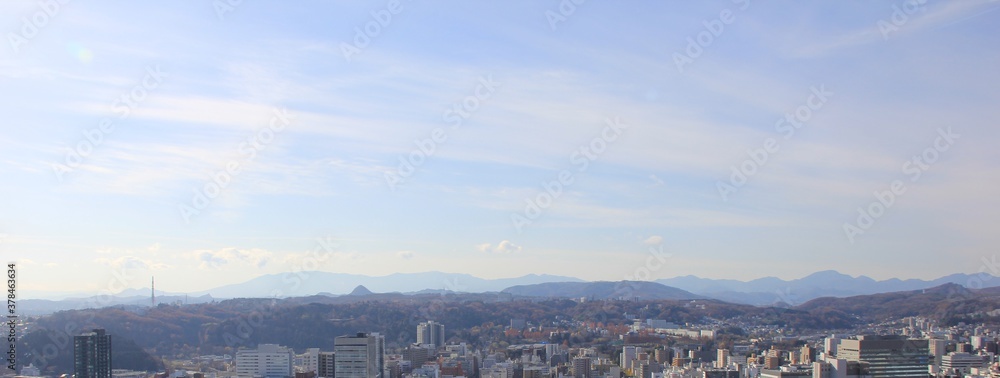 青空の下に街や山のある風景 青空の下に街や山のある風景