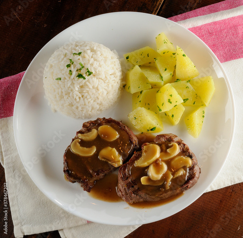 Filet mignon com molho madeira, cogumelos  e batatas