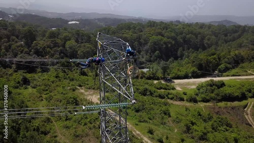 trabajadores en torre de alta tensión - Guatemala