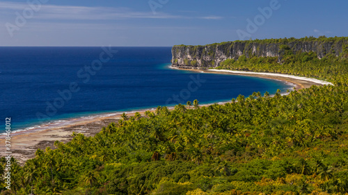 Tableau sur toile The coastline of the Island Makatea, French Polynesia.