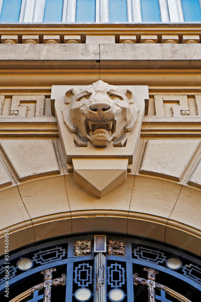 Obraz premium Decorative lion on ancient facade, Belo Horizonte, Brazil
