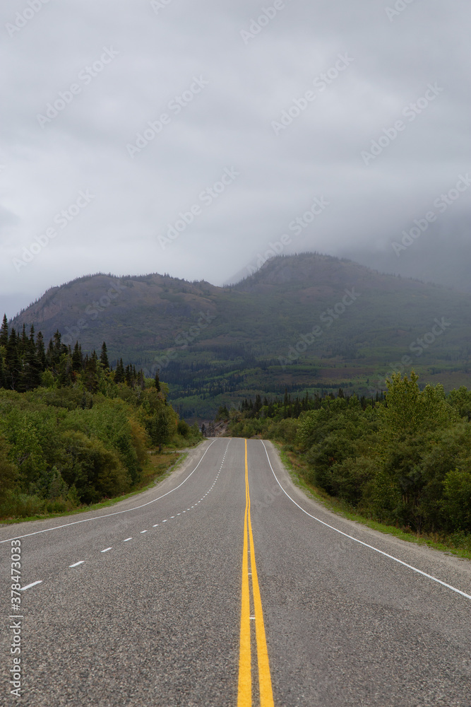 Fototapeta premium Beautiful Scenic Road, Klondike Hwy, in the Canadian Nature during Fall Season. Taken in Yukon, Canada.