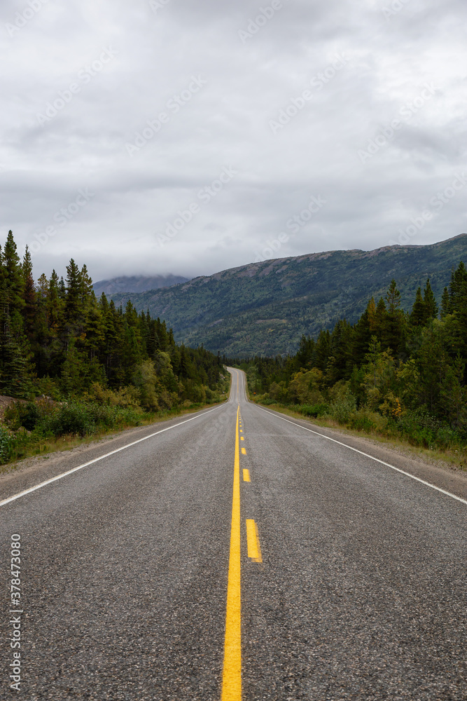 Naklejka premium Beautiful Scenic Road, Klondike Hwy, in the Canadian Nature during Fall Season. Taken in Yukon, Canada.