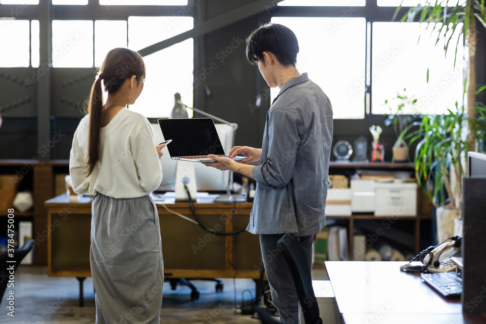 Obraz premium オフィスで働く男女