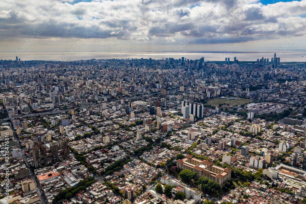 Panorámica aérea de la ciudad de Buenos Aires cielo nublado