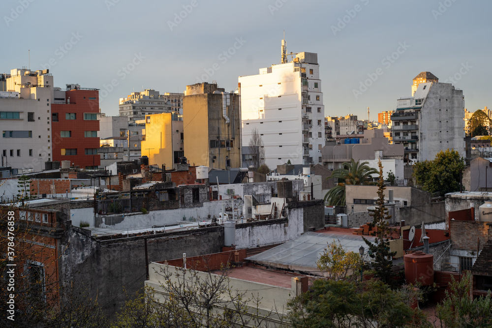 Panorámica de edificios iluminados por una puesta del sol en la ciudad de Buenos Aires Argentina