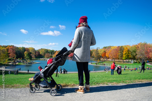 Jeune maman et poussette