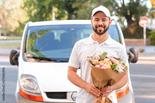 Delivery man with bouquet o...