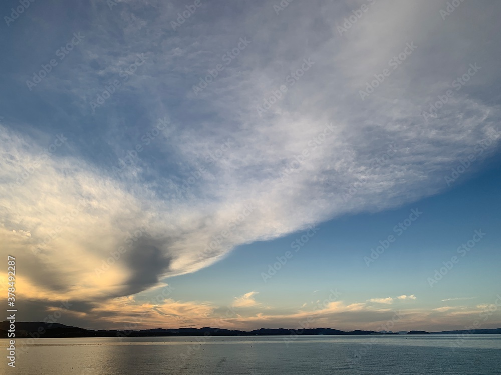 Naklejka premium sunset over the sea