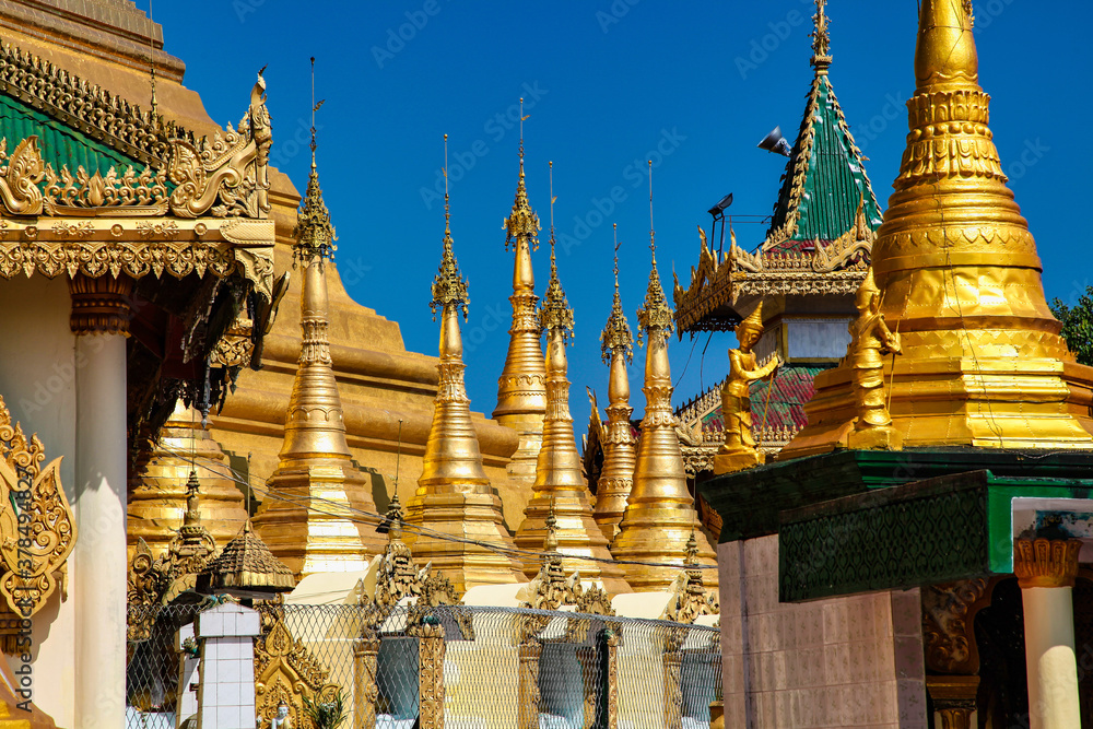 Fototapeta premium Kyaik Tan Lan or Kyaikthanlan Pagoda in Mawlamyine, Mon State, Myanmar