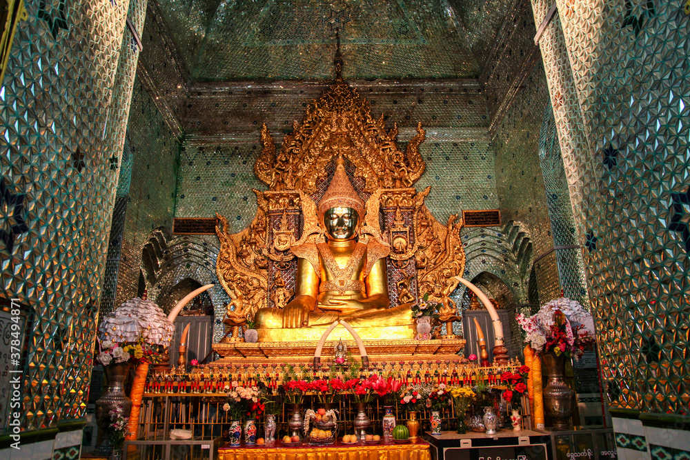 Fototapeta premium The Maha Myatmuni Buddhist Temple at Mawlamyine in Myanmar, former Burma